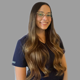 Silvia Bigotto, con lentes y uniforme azul oscuro